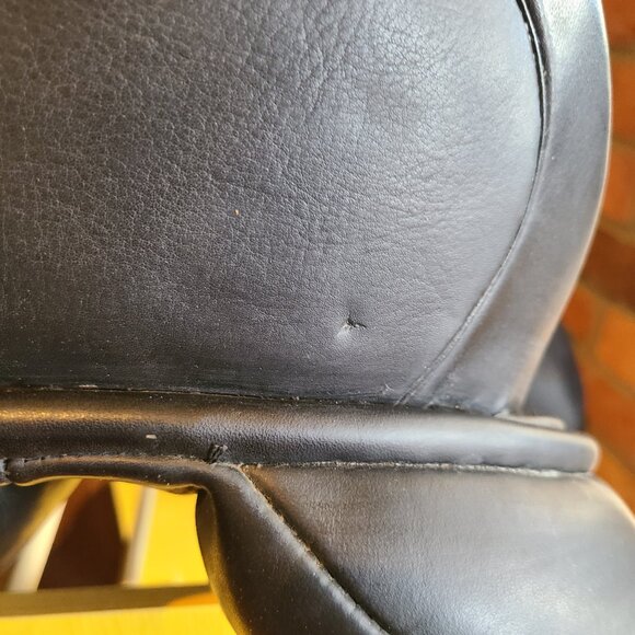 Crosby  18" Monoflap Dressage Saddle with Opti-fit Interchangeable Gullet - Picture 15 of 15